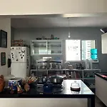 Apartamento design a um quarteirão da beira-mar